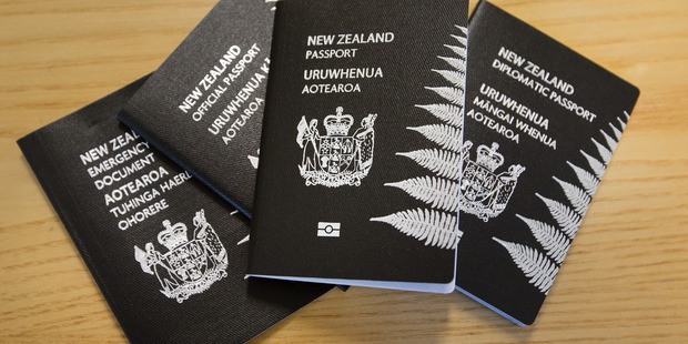 236_22_24_55_689_scczen_010715nzhmmpassports3_620x310.jpg
